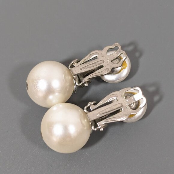 Vintage Japan White Faux Pearl Round Drop Clip On Earrings - Picture 5 of 7